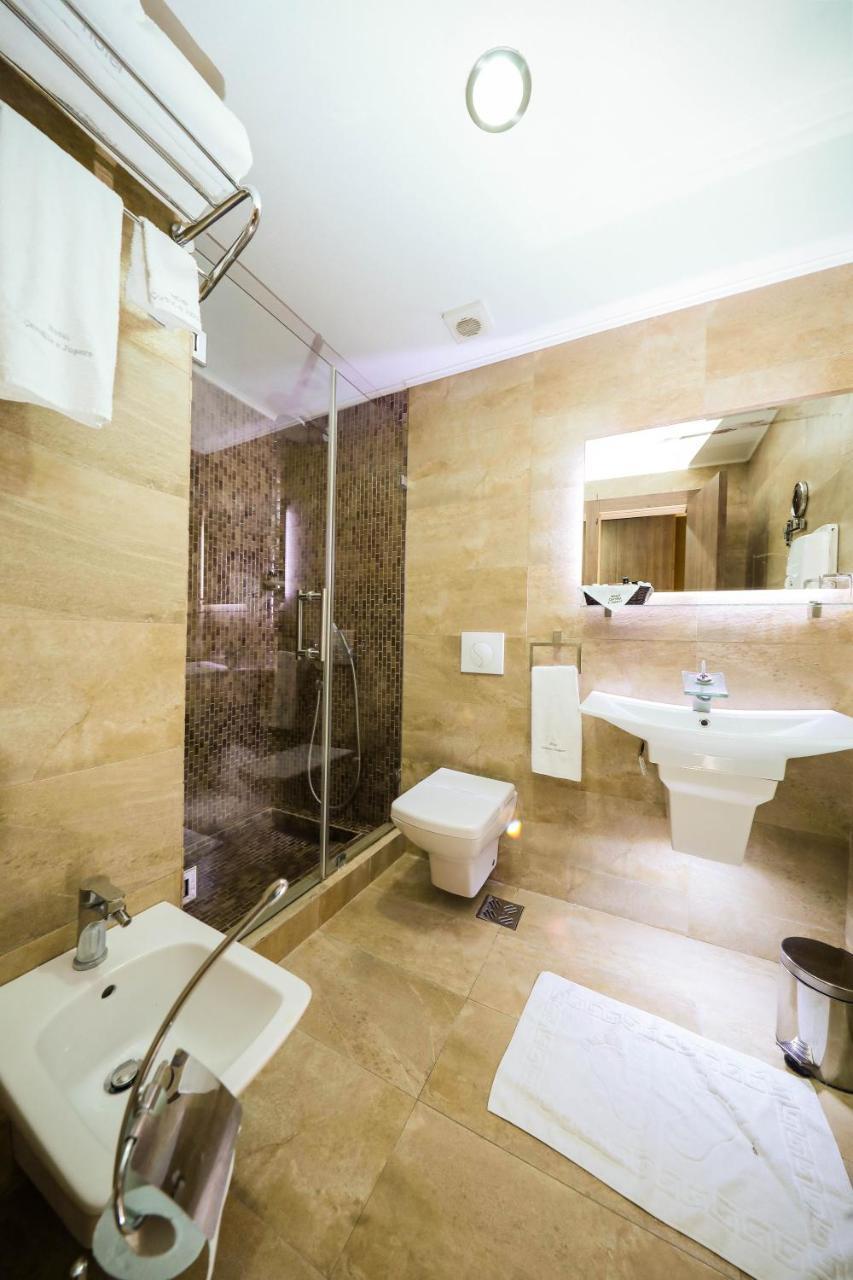 Hotel Carshia E Jupave Gjakova ภายนอก รูปภาพ